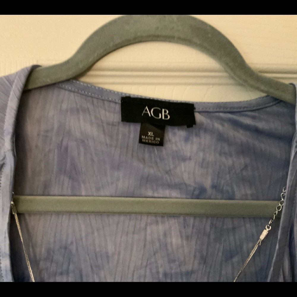 Women’s blouse with necklace (removable)